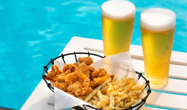 在茂密的森林中开放的室外游泳池